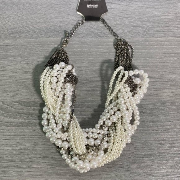 New Woman Small Adjustable Faux Pearl With Diamonds Necklace - Picture 3 of 6